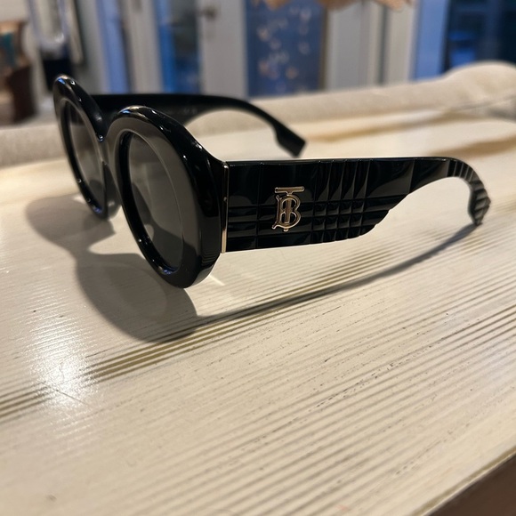 Burberry Sunglasses Margot Black Gold Large Oval BE 4370-U 3001/87 - Picture 1 of 6